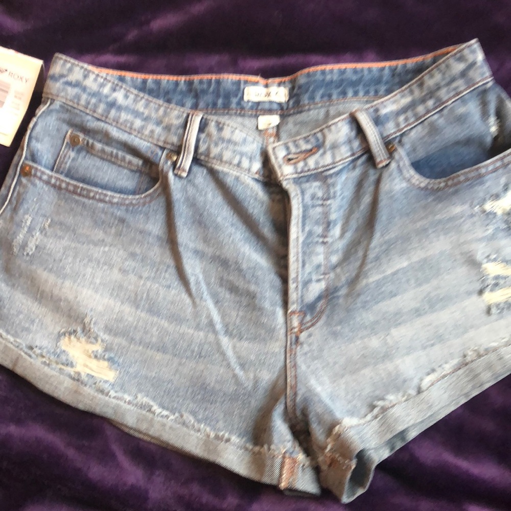 NWT Roxy shorts. The waist is 28 inches Super cute